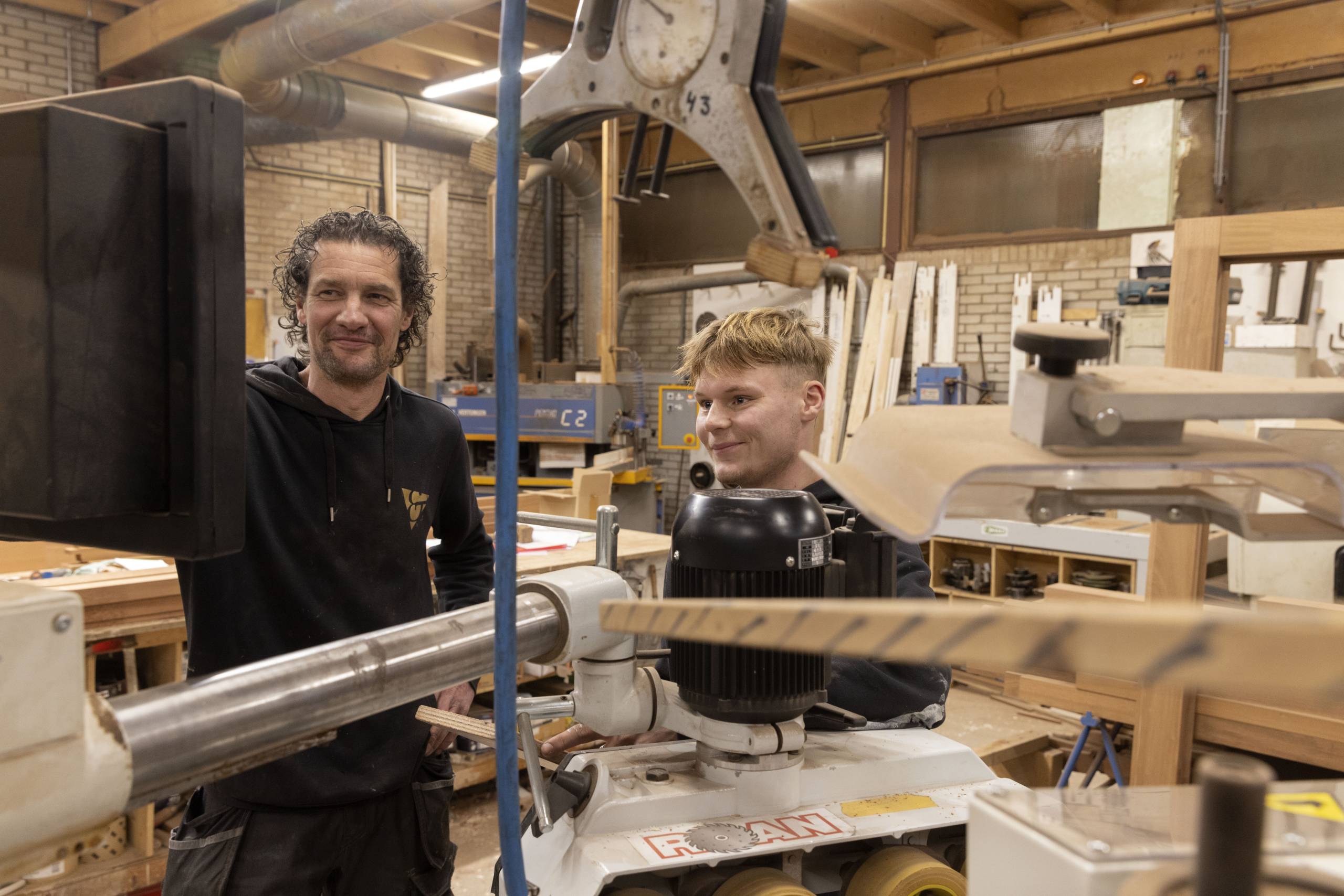 Medewerkers Scheffer en Sminia aan het werk in de werkplaats