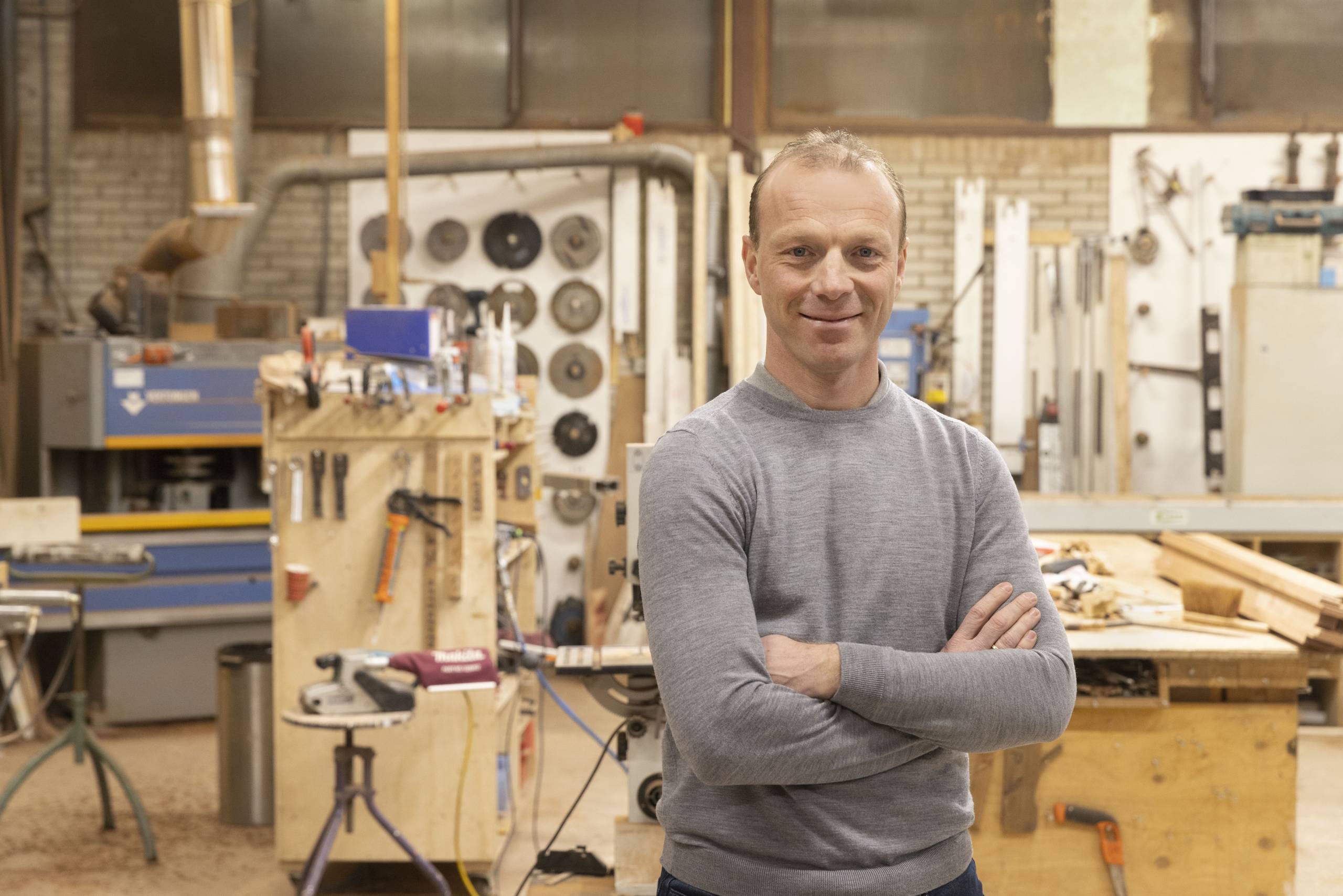 Portret Nico Scheffer in de werkplaats