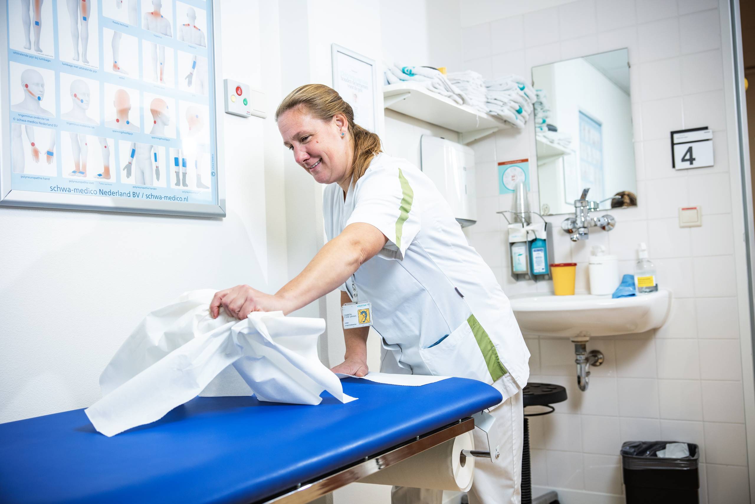 Medewerker aan het werk in behandelkamer