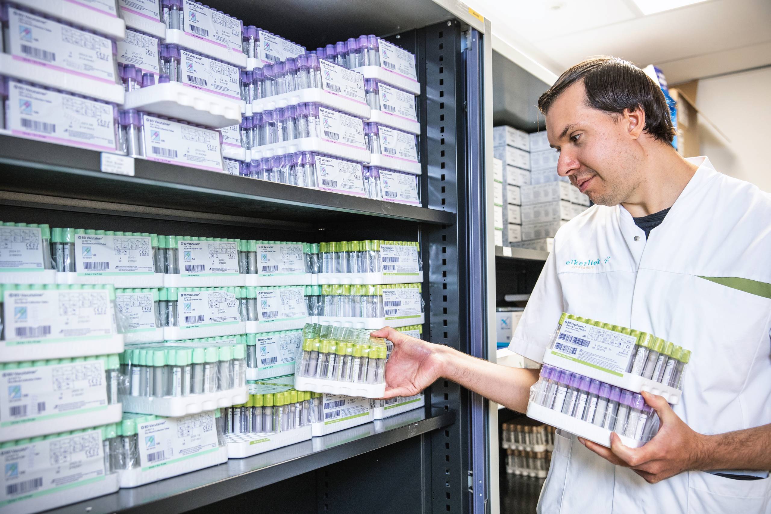 Medewerker bij voorraadkast ziekenhuis