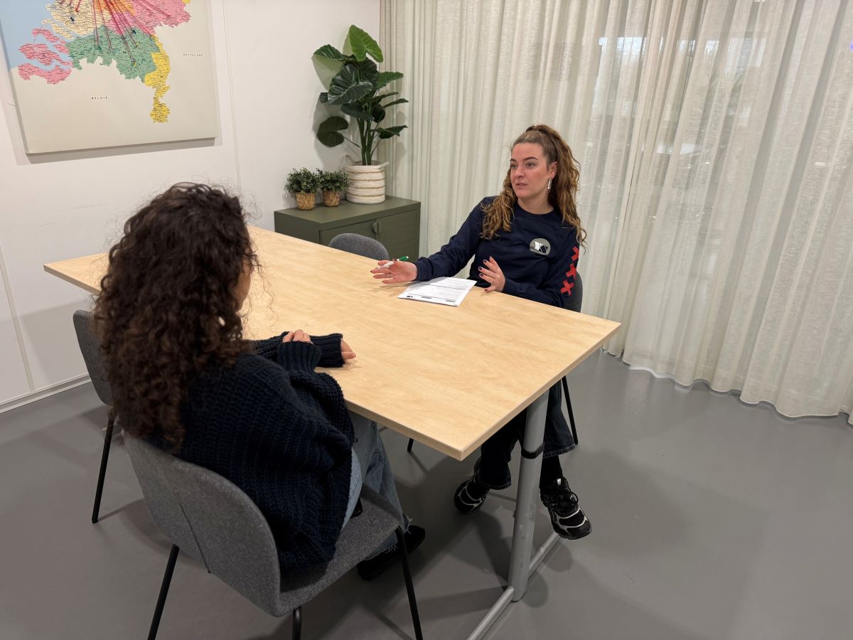 Britt in gesprek met een sollicitant