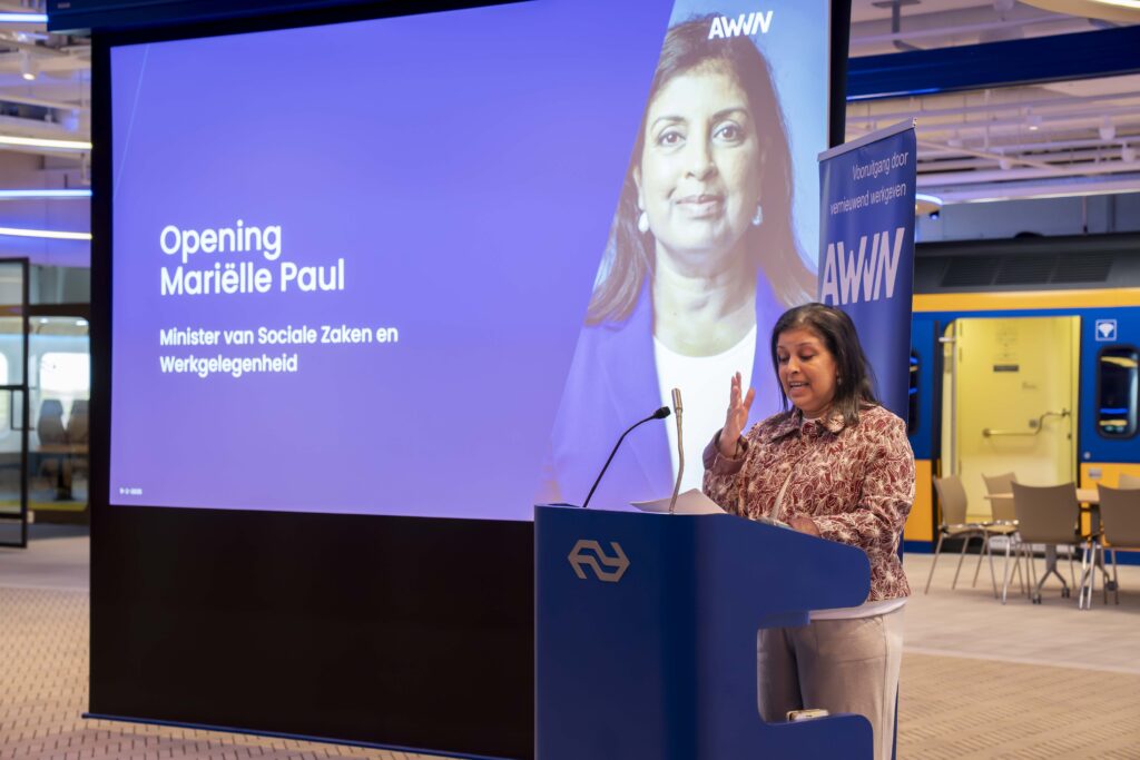 Marielle Paul achter de katheder