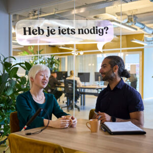 Een man vraagt aan zijn collega: 'Heb je iets nodig?'
