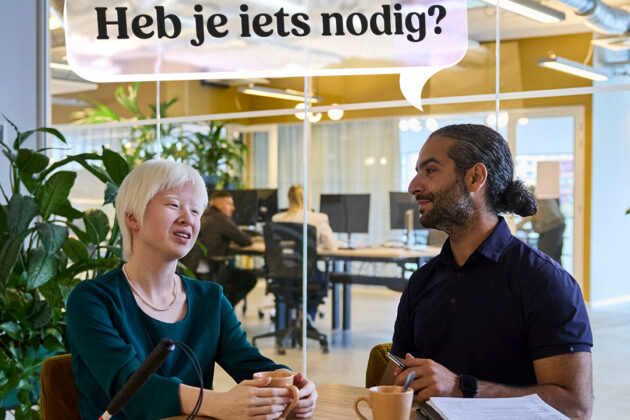 Een man vraagt aan zijn collega: 'Heb je iets nodig?'