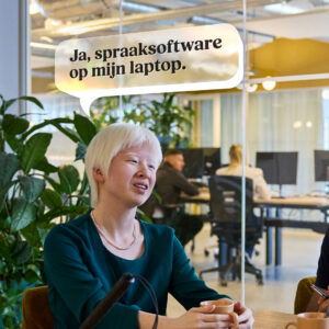 De collega antwoordt dat ze spraaksoftware nodig heeft voor haar laptop