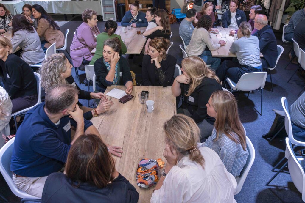 Tafeldiscussie, mensen aan tafel