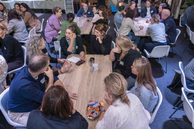 Tafeldiscussie, mensen aan tafel