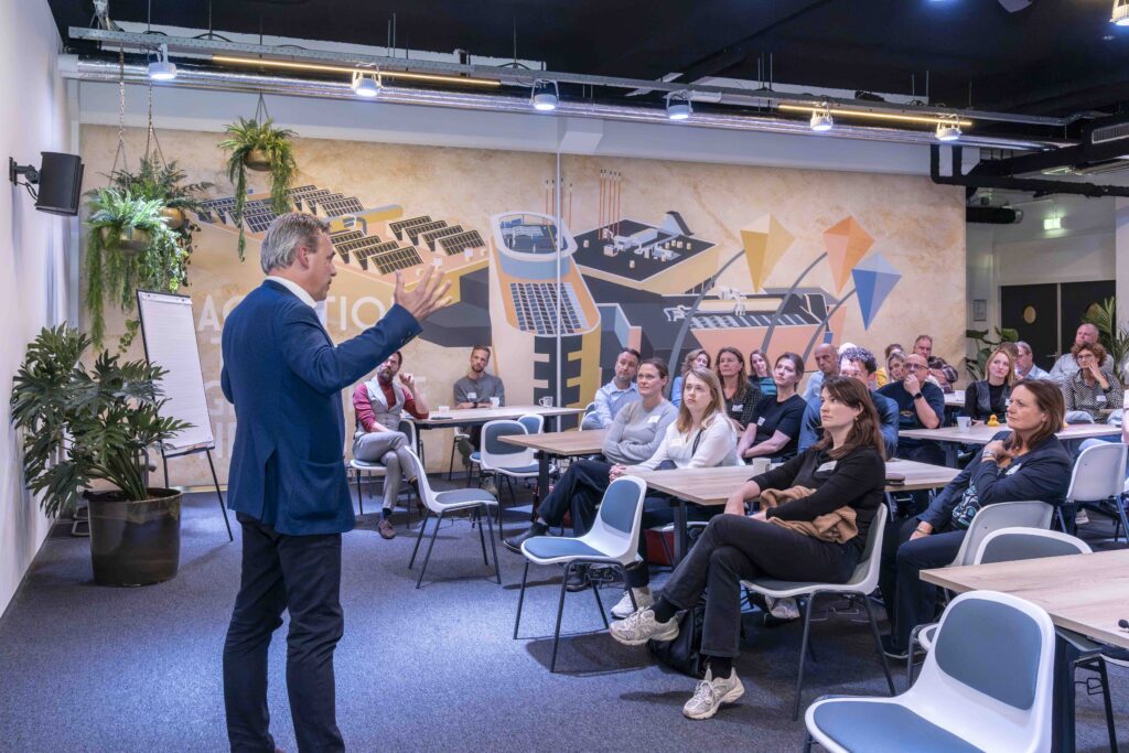 Mark Harbers spreekt groep werkgevers toe
