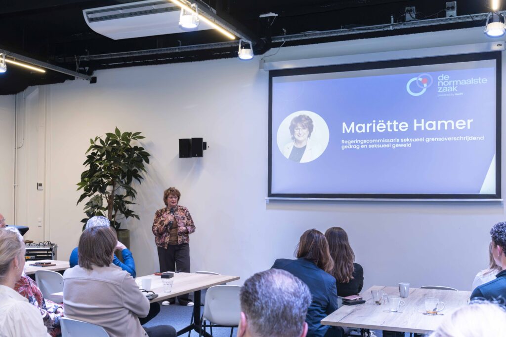 Mariëtte Hamers spreekt groep werkgevers toe
